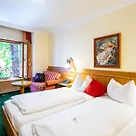 Hotel Zum Schwarzen Baeren 4*