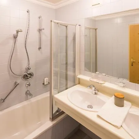Hotel Zum Schwarzen Baeren 4*