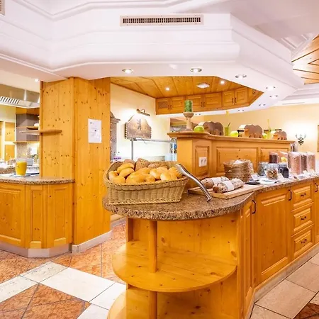Zum Schwarzen Baeren Hotel 4*