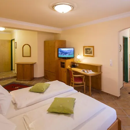 Zum Schwarzen Baren Hotel 4*